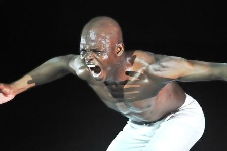 Lo straordinario danzatore africano, gi� vincitore di passate edizioni